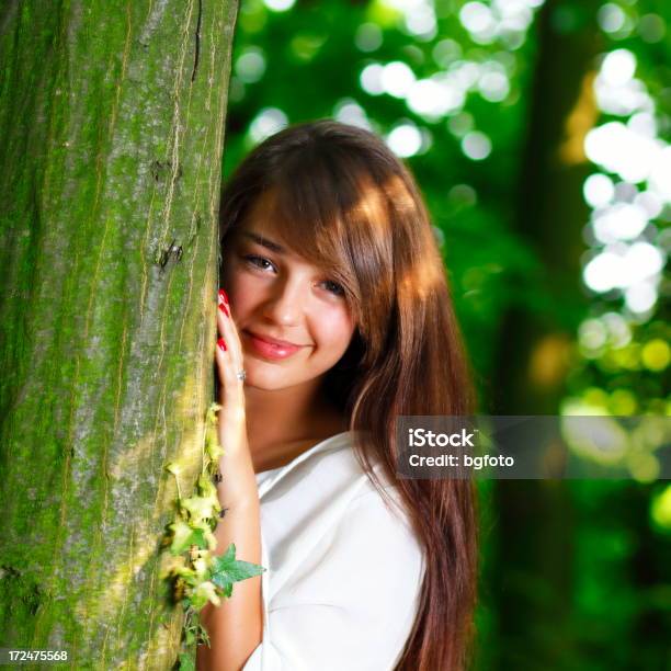 Menina Na Floresta - Fotografias de stock e mais imagens de 20-24 Anos - 20-24 Anos, Adulto, Alegria