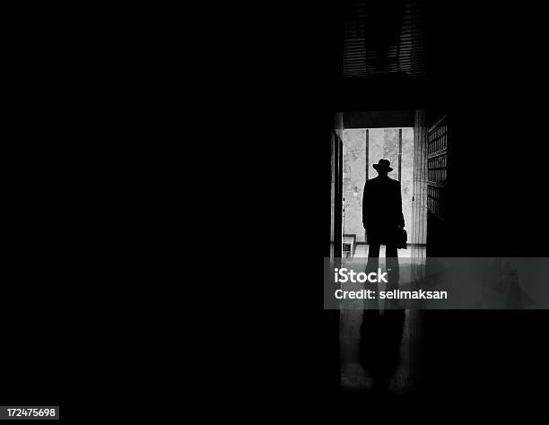 Photo libre de droit de Homme Avec Un Chapeau Noir Debout En Sinistres Entrence Hall banque d'images et plus d'images libres de droit de Chapeau