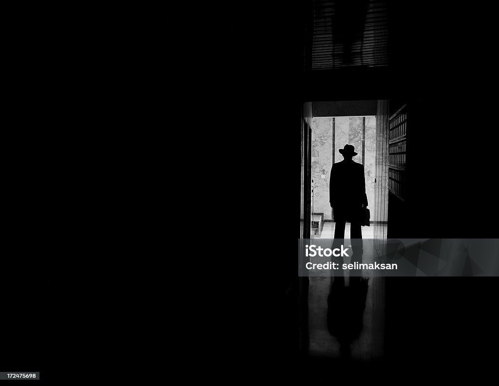 Человек в шляпе стоя в темный жуткий entrence зал - Стоковые фото Мужчины роялти-фри