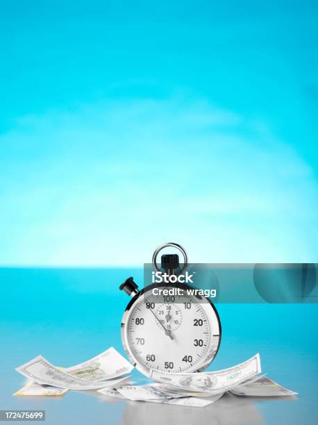 Cronómetro De Tiempo Y Dinero Foto de stock y más banco de imágenes de Ahorros - Ahorros, Asociación, Azul