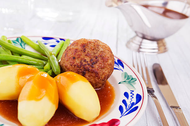 dutch refeição com almôndegas, batatas e feijão-verde - prepared potato vegetable meat food - fotografias e filmes do acervo