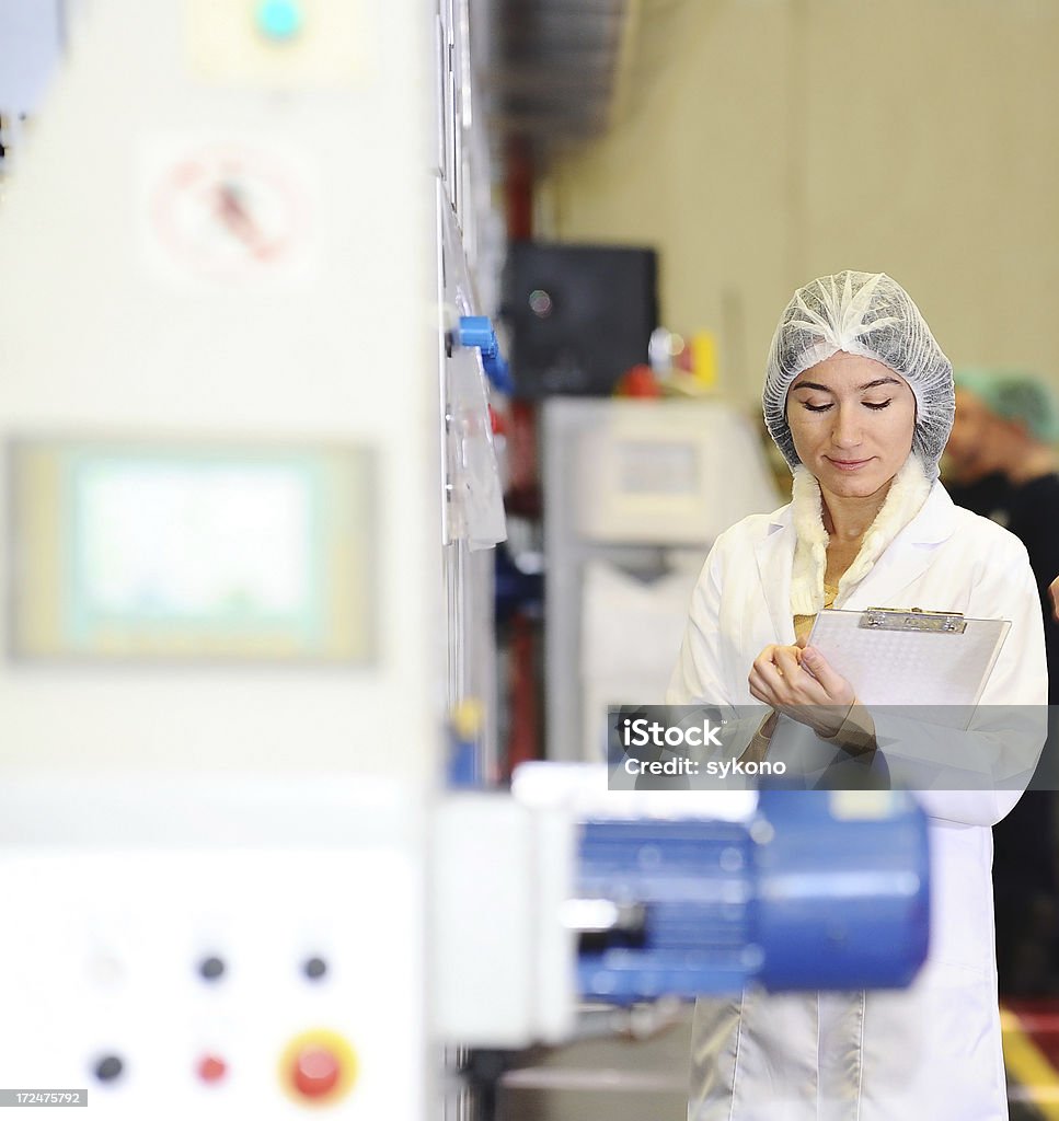 Jovem mulher na fábrica de comida - Foto de stock de Comida royalty-free