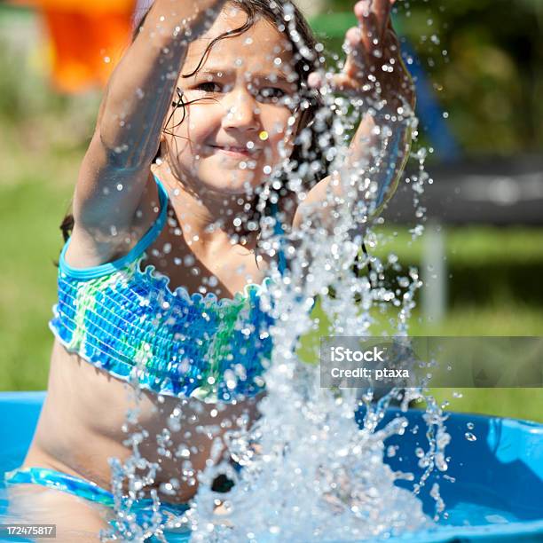 Feliz Salpicos - Fotografias de stock e mais imagens de Piscina Infantil - Piscina Infantil, Piscina de crianças, 6-7 Anos