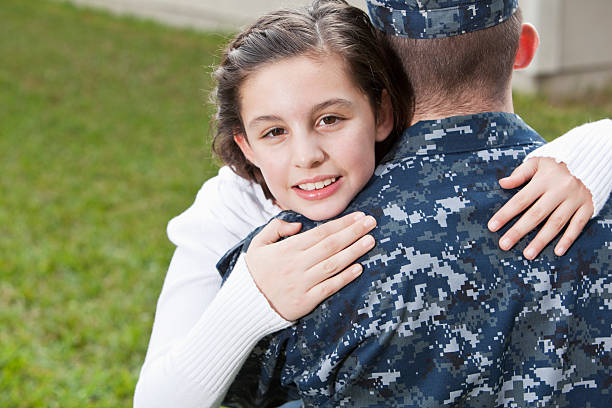 dziewczyna objąć military tata - sc0594 zdjęcia i obrazy z banku zdjęć