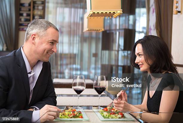 Pareja En El Restaurante Foto de stock y más banco de imágenes de 40-49 años - 40-49 años, Adulto, Adulto maduro