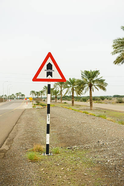 wadi znak ostrzegawczy - sign stop sign arabic script oman zdjęcia i obrazy z banku zdjęć