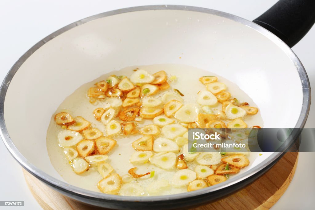 Geröstetem Knoblauch - Lizenzfrei Bratpfanne Stock-Foto