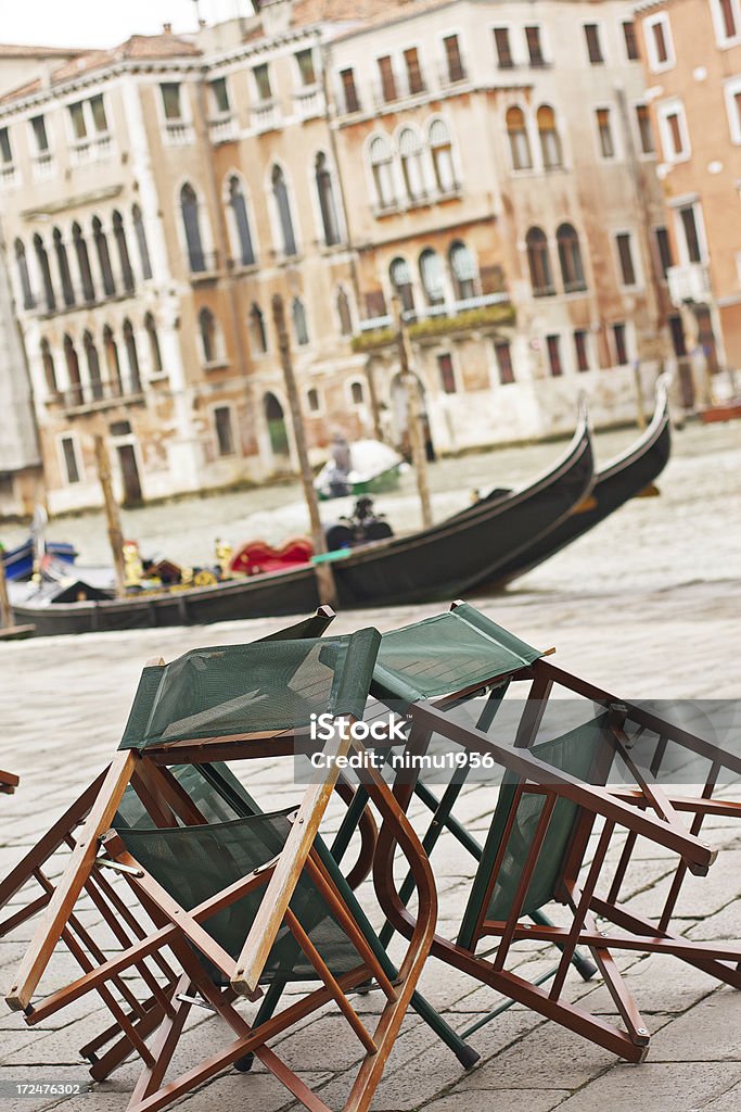 Cadeiras de madeira repousando sobre uma mesa no Rialto. Veneza-Itália - Foto de stock de Bar royalty-free