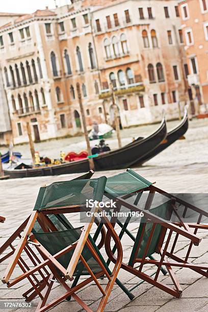 Foto de Cadeiras De Madeira Repousando Sobre Uma Mesa No Rialto Venezaitália e mais fotos de stock de Bar