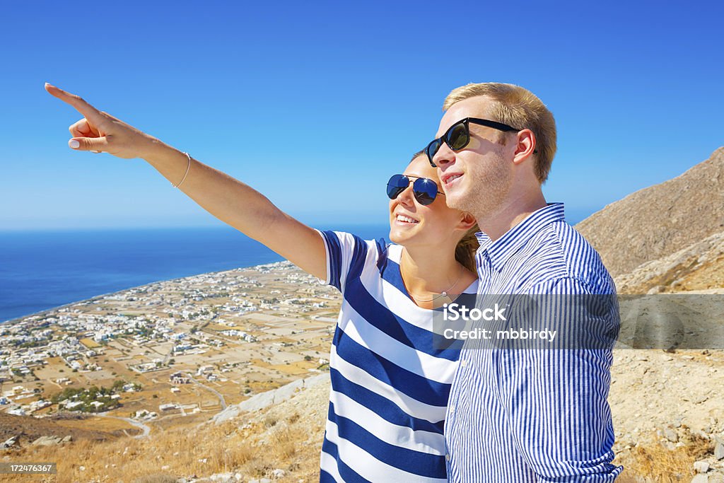 Счастливая молодая пара на остров Санторини, Греция - Стоковые фото 20-24 года роялти-фри