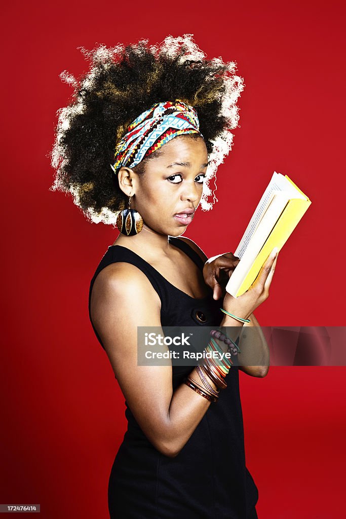 Carino afro a pelo corto donna è disturbato sul libro ha conseguito - Foto stock royalty-free di Adulto