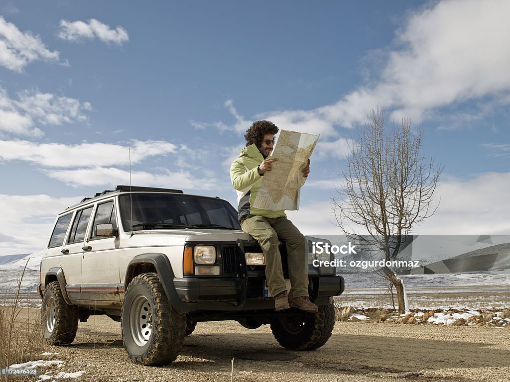 Hombre leyendo el mapa de carretera - Foto de stock de 4x4 libre de derechos
