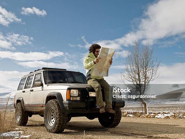 Hombre Leyendo El Mapa De Carretera Foto de stock y más banco de imágenes de 4x4 - 4x4, Aire libre, Antalia