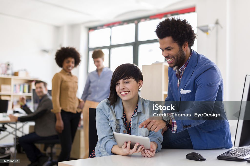 Due giovani imprenditori in un nuovo imprese startup - Foto stock royalty-free di Coworking