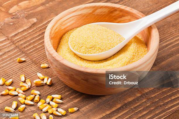 Milho Grits - Fotografias de stock e mais imagens de Polenta - Polenta, Tigela, Colher - Talheres