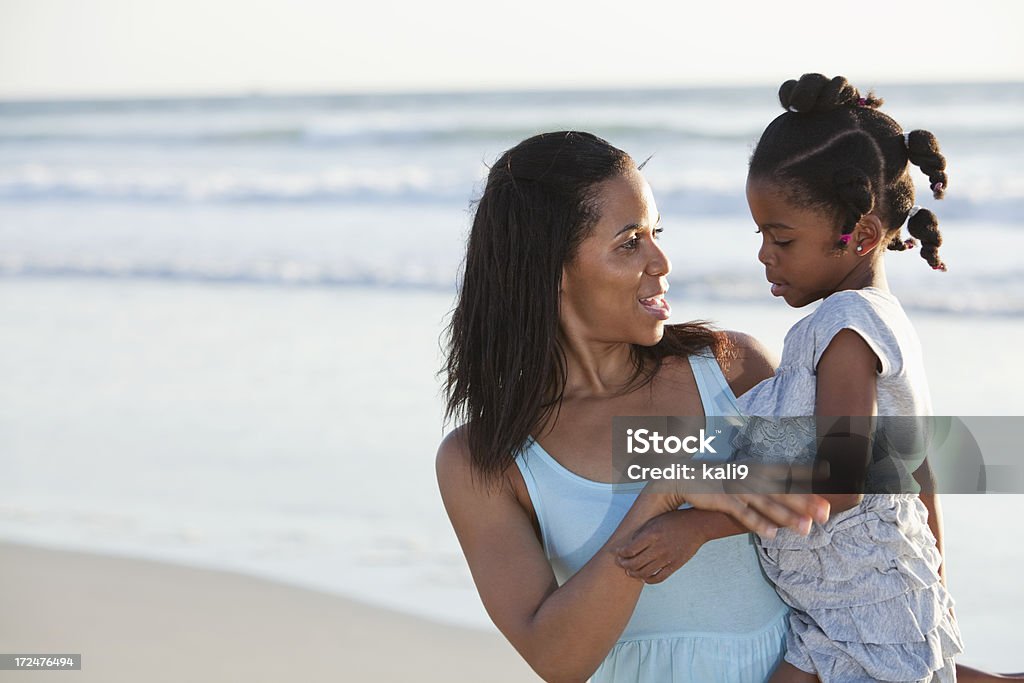 Mutter und Tochter am Strand - Lizenzfrei Kind Stock-Foto