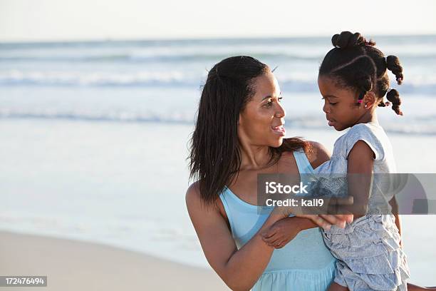 Mutter Und Tochter Am Strand Stockfoto und mehr Bilder von Kind - Kind, Mutter, Angesicht zu Angesicht