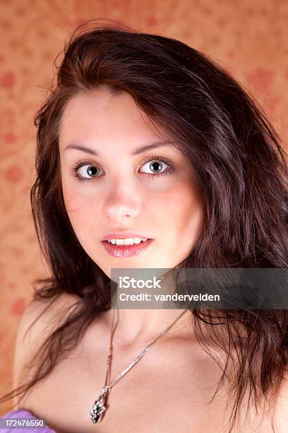 Porträt Von Einem Sexy Brunette Stockfoto und mehr Bilder von 18-19 Jahre - 18-19 Jahre, Blick in die Kamera, Braunes Haar