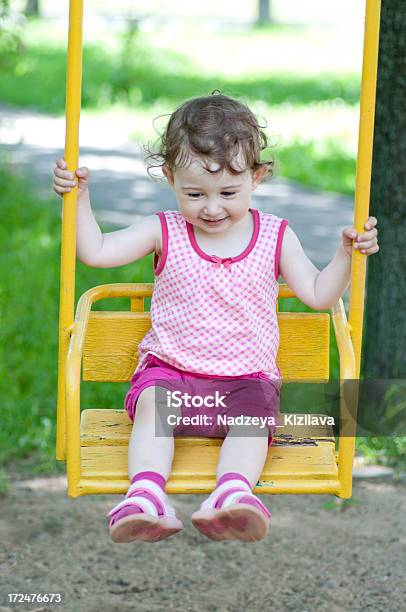 Маленькая Девочка Качаться — стоковые фотографии и другие картинки 2-3 года - 2-3 года, Вертикальный, Веселье