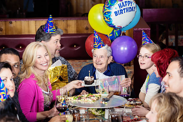 사람집합 축하하는 생일, 피자 레스토랑 - long life cake birthday cake grandparent 뉴스 사진 이미지