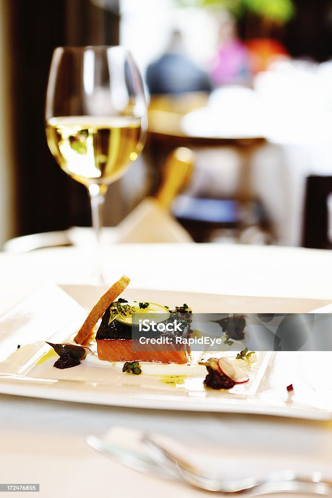 Delicioso plato de salmón de futuro y una copa de vino blanco en el restaurante - Foto de stock de Aceite de hígado de pescado libre de derechos