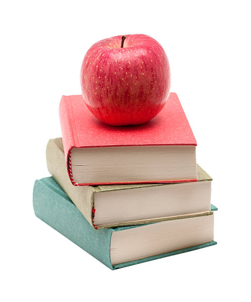 manzana sobre una pila de libro - book stack dieting textbook fotografías e imágenes de stock
