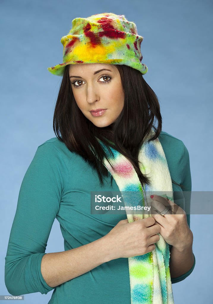 Modello indossa cappello e sciarpa colorata primavera - Foto stock royalty-free di Abbigliamento casual