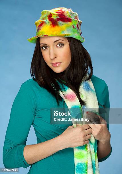 Modello Indossa Cappello E Sciarpa Colorata Primavera - Fotografie stock e altre immagini di Abbigliamento casual