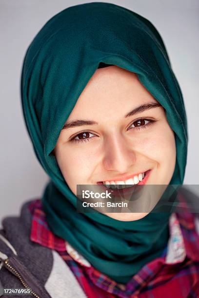 Hermosa Chica Musulmana Foto de stock y más banco de imágenes de Chica adolescente - Chica adolescente, Hiyab, Pañuelo de cabeza