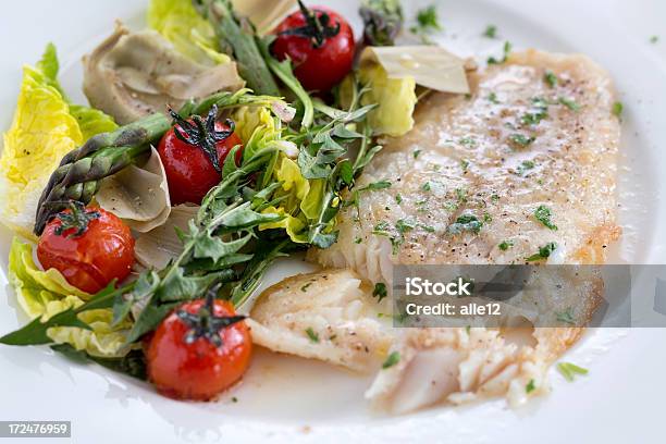 Peixe Branco Com Legumes - Fotografias de stock e mais imagens de Alcachofra - Alcachofra, Alface, Alimentação Saudável