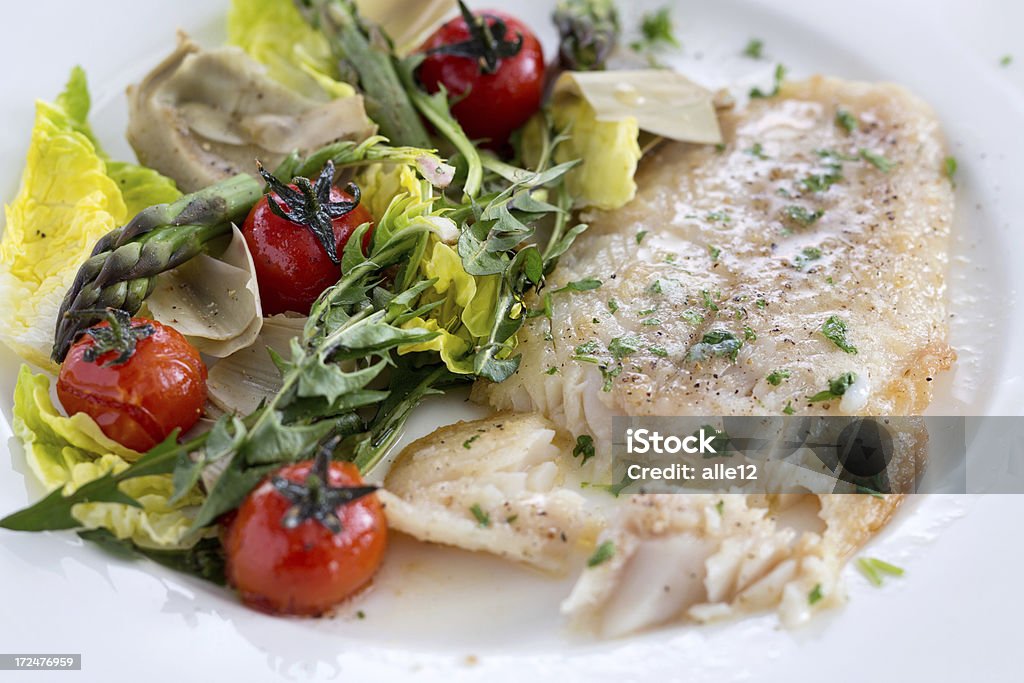 White fish с овощной - Стоковые фото Артишок роялти-фри