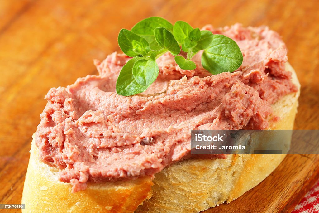 Fetta di pane con paté di fegato - Foto stock royalty-free di Carne