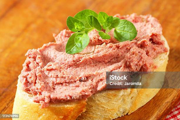 Fetta Di Pane Con Paté Di Fegato - Fotografie stock e altre immagini di Carne - Carne, Mousse, Antipasto