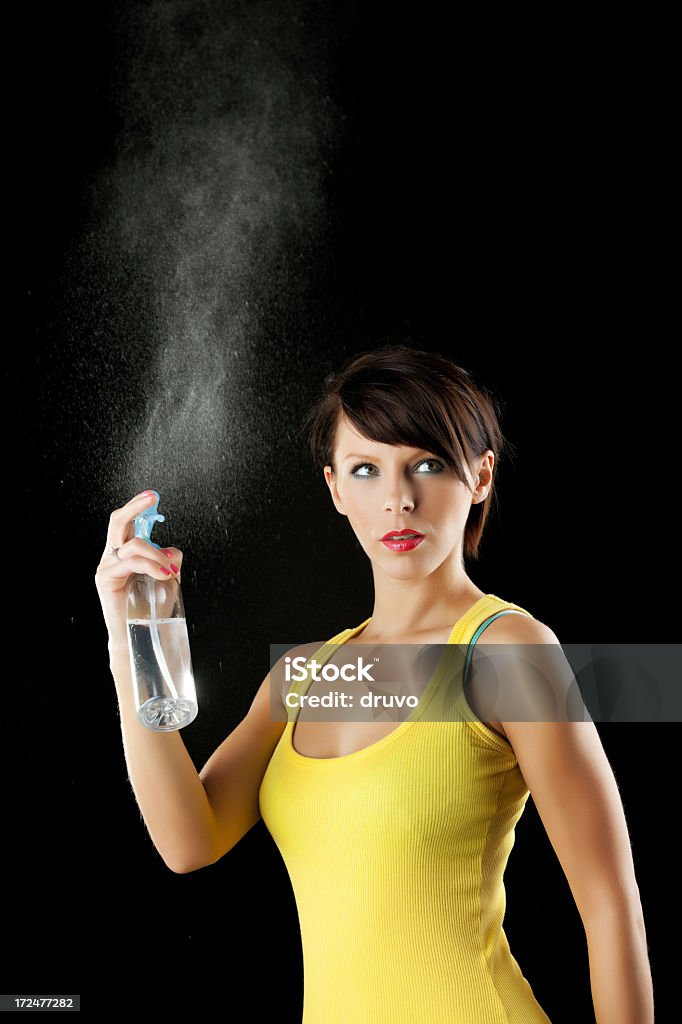 Jovem e Bela mulher com Garrafa de spray - Foto de stock de Purificador de Ar royalty-free