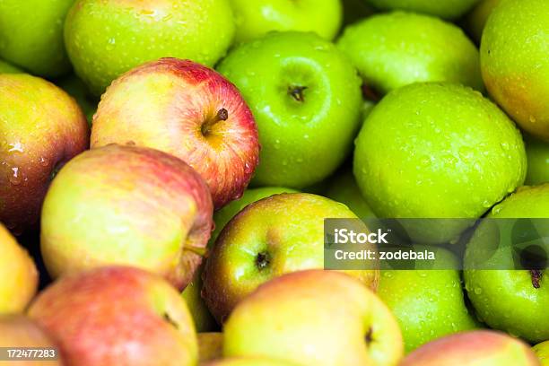 Mele Fresche Tonalità Verde E Rosso - Fotografie stock e altre immagini di Acqua - Acqua, Alimentazione sana, Bagnato