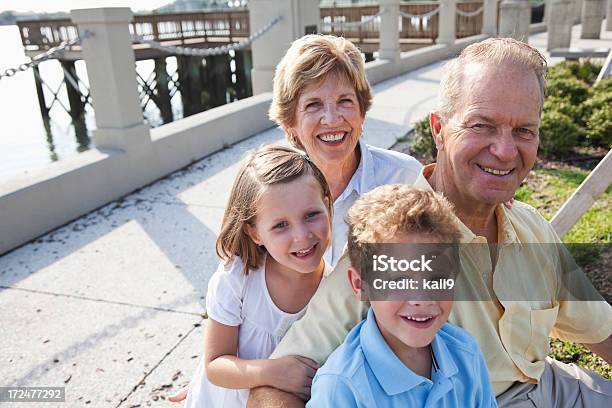 Retrato De Avós E Netos Sentarse Pela Água - Fotografias de stock e mais imagens de 4-5 Anos - 4-5 Anos, 6-7 Anos, 60-69 Anos