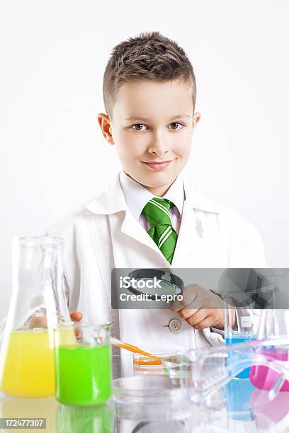 젊은 Scientist 아이에 대한 스톡 사진 및 기타 이미지 - 아이, 의사, 8-9 살