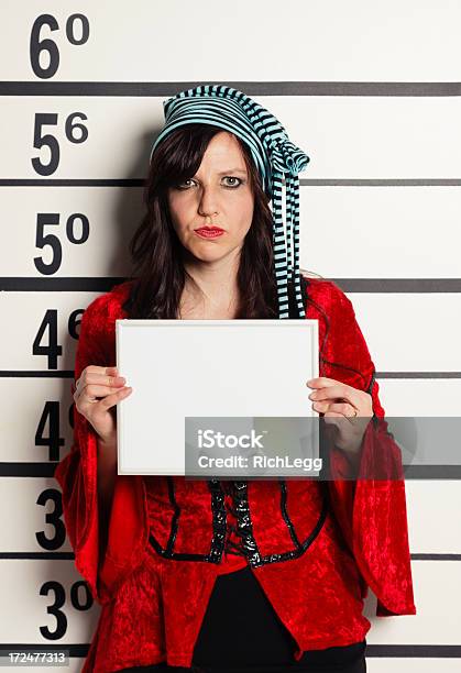 Mugshot De Uma Mulher - Fotografias de stock e mais imagens de 30-39 Anos - 30-39 Anos, Adulto, Adulto de idade mediana