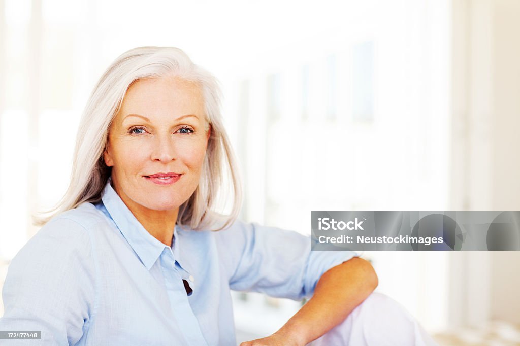 Femme âgée souriante - Photo de Adulte libre de droits