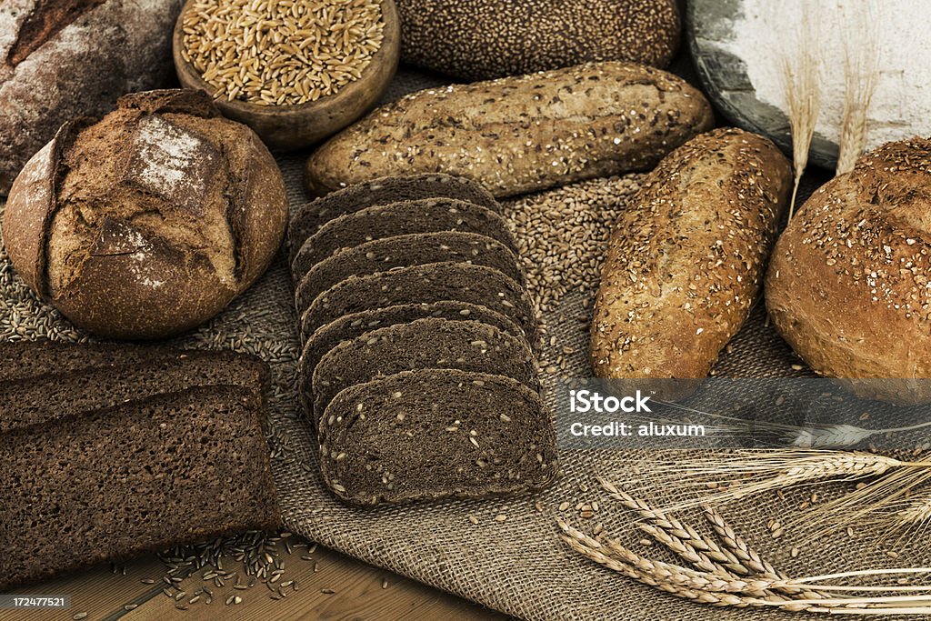 Цельнозерновой хлеб - Стоковые фото Батон роялти-фри