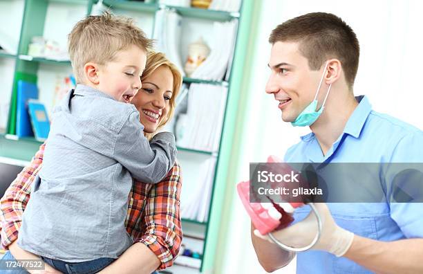 Маленький Мальчик И Его Мать Посещающих Стоматолог — стоковые фотографии и другие картинки 30-39 лет