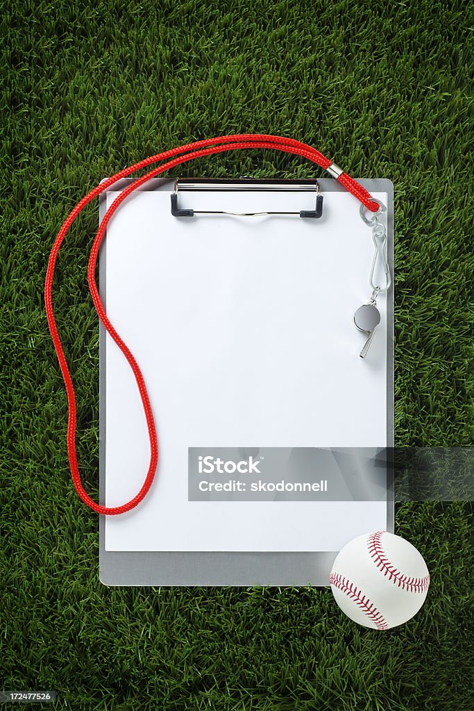 Baseball schowka na trawie - Zbiór zdjęć royalty-free (Boisko)