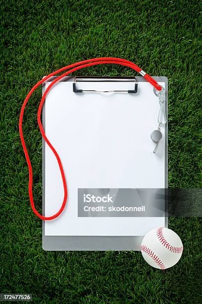 Baseball Schowka Na Trawie - zdjęcia stockowe i więcej obrazów Boisko - Boisko, Clipboard, Sport