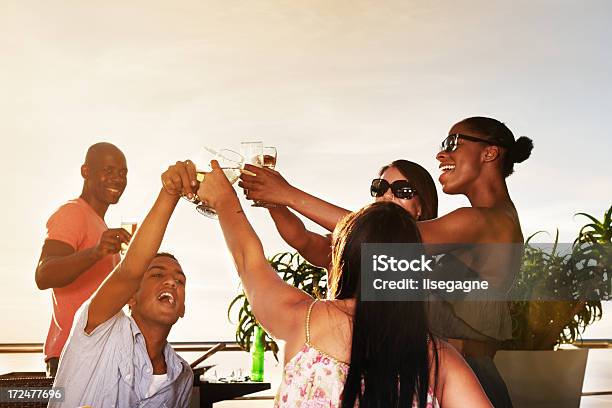 Amici Avendo Una Cena Al Tramonto - Fotografie stock e altre immagini di Adulto - Adulto, Alchol, Allegro