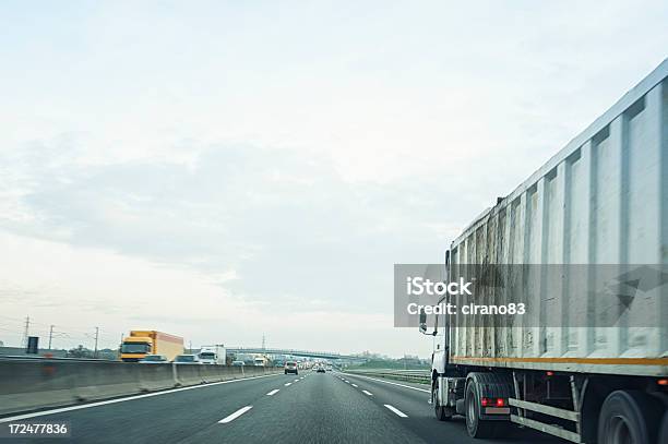 Ciężarówka Na Autostradzie - zdjęcia stockowe i więcej obrazów Ciężarówka - Ciężarówka, Ciężarówka transportowa, Dostarczać
