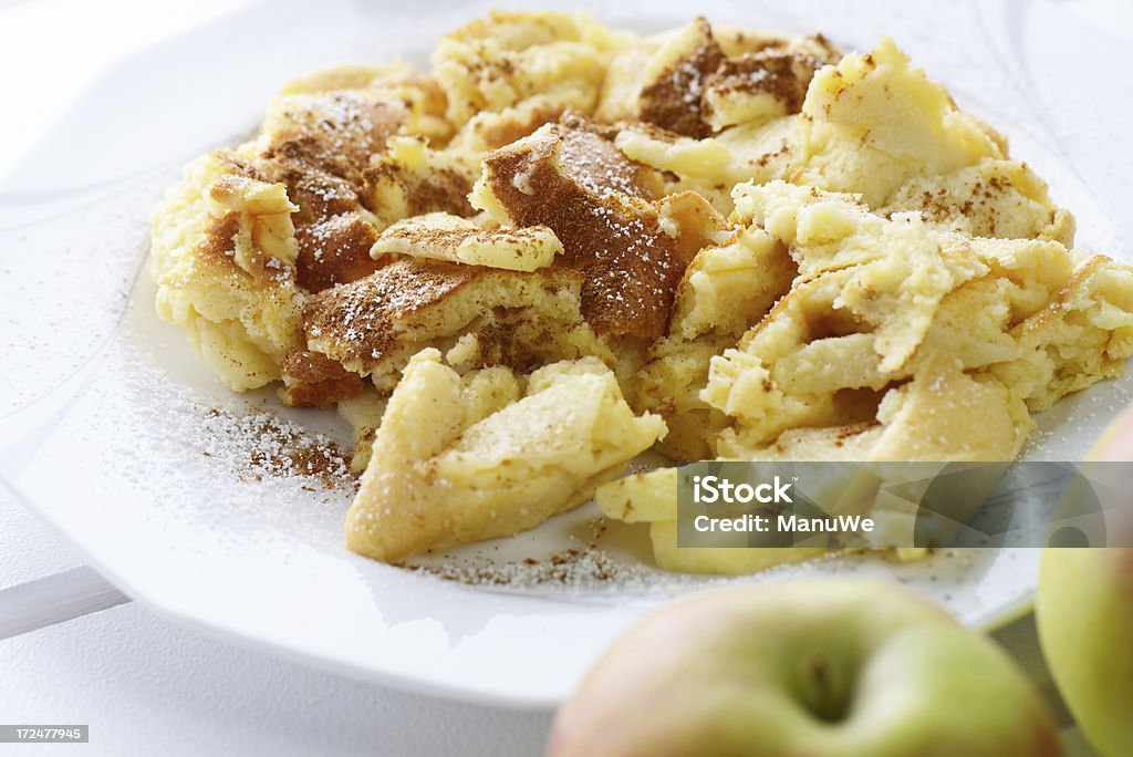 Pancake con manzanas y azúcar (Apfelschmarrn) - Foto de stock de Kaiserschmarrn libre de derechos