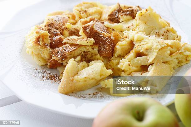 Panqueca Com Maçãs E Açúcar - Fotografias de stock e mais imagens de Kaiserschmarrn - Kaiserschmarrn, Açúcar, Canela