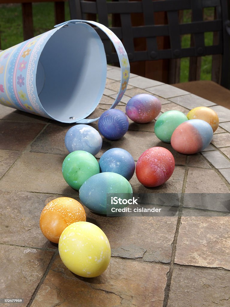 Uova di Pasqua dopo la caccia - Foto stock royalty-free di Caccia all'uovo di Pasqua