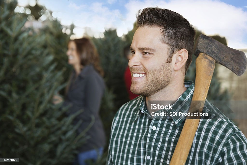 Homme préparer à découper le sapin de Noël au farm - Photo de Noël libre de droits