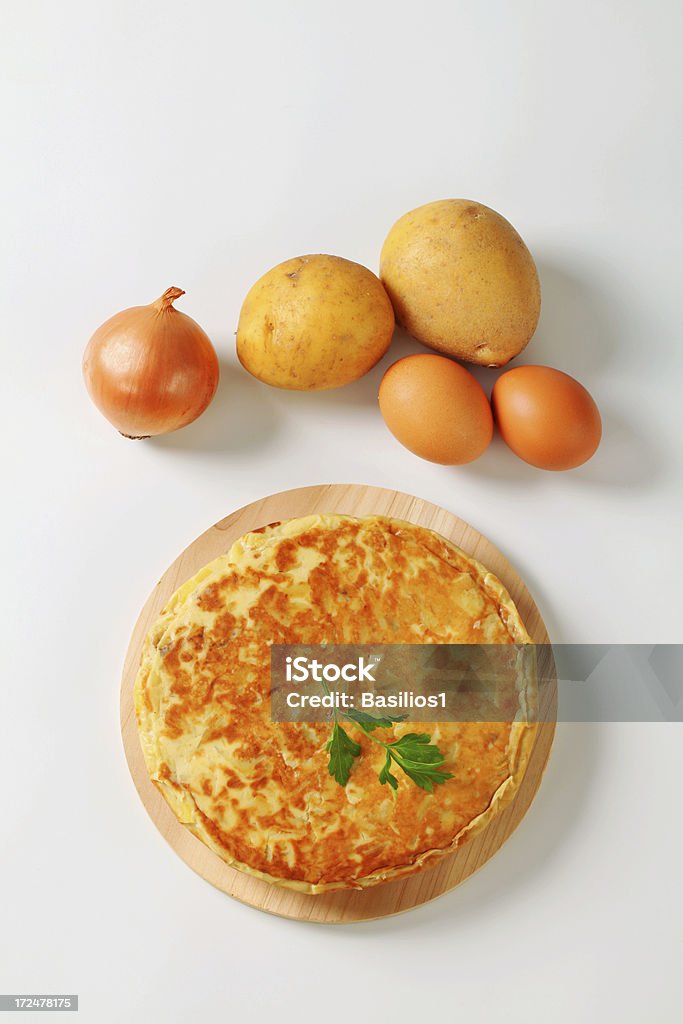 Tortilha espanhola com batatas, ovos e cebola - Foto de stock de Amarelo royalty-free